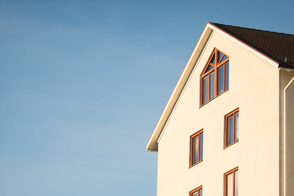 Minimalistička moderna stambena zgrada pod plavim nebom